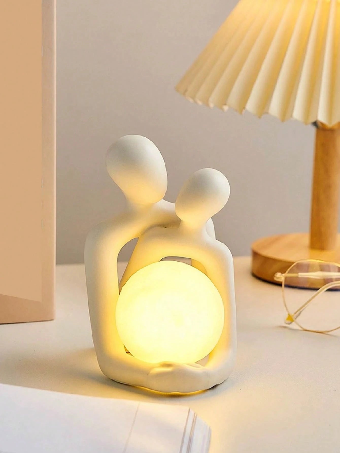 1 Piece Creative Couple Figurines Sculpture Candle Holder for Modern Home Decoration Such as Living Room, Desk, Bedroom Bedside Table, Etc. Anniversary Gift for Mom, Valentine'S Day Gift Halloween Candlestick Decoration Gifts, Christmas Warm Decoration Candlestick Gifts