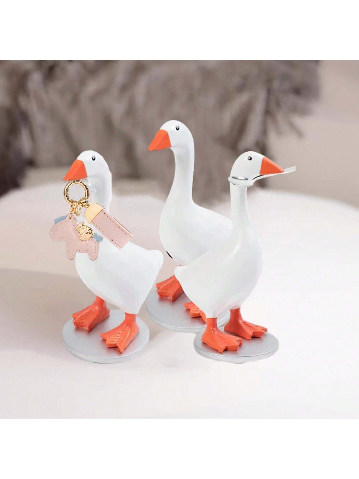 1PC Magnetic Goose Key Holder, Cute Duck Statue Key Hanger, Kawaii Magnetic Silly Goose Figurines,Funny Office Desk Decor Bedroom Decorations Home Decor Aesthetic