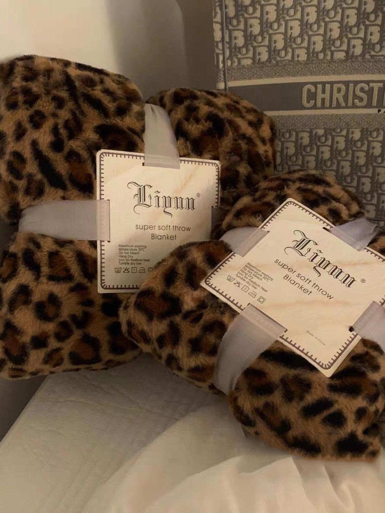 1Pc Leopard Print Faux Fur Double Layer Warm Blanket, Soft and Smooth Faux Animal Fur Texture, Reversible Plush Throw Blanket for Home, Living Room, Bedroom, Sofa, All Season Multipurpose Coverlet to Enhance Your Lifestyle