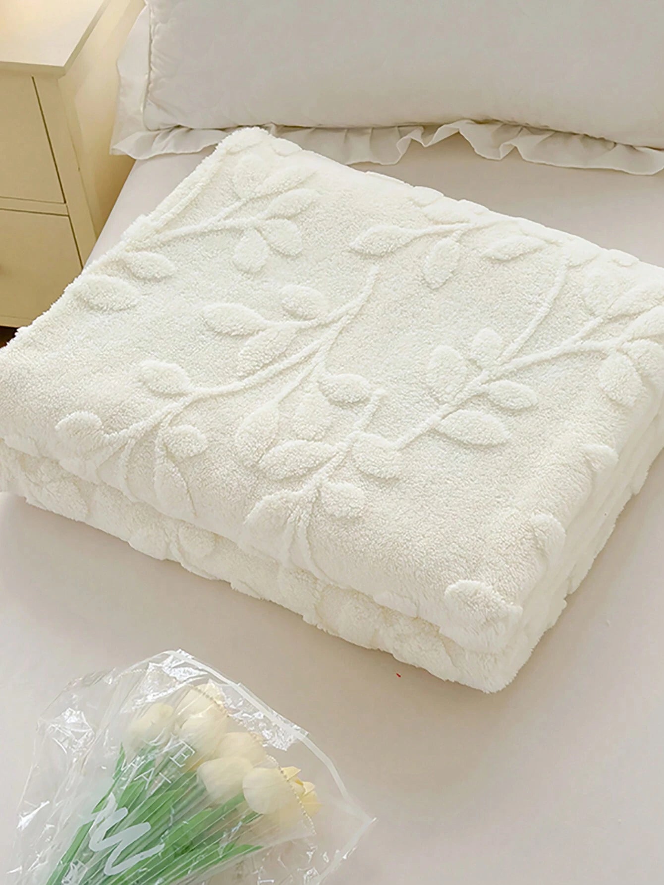 1Pc Super Soft Taffeta Jacquard Solid Color Blanket, Modern Raised Pattern Solid Color Plush Throw Blanket Gift, Suitable for Living Room, Sofa, Bedroom, Machine Washable