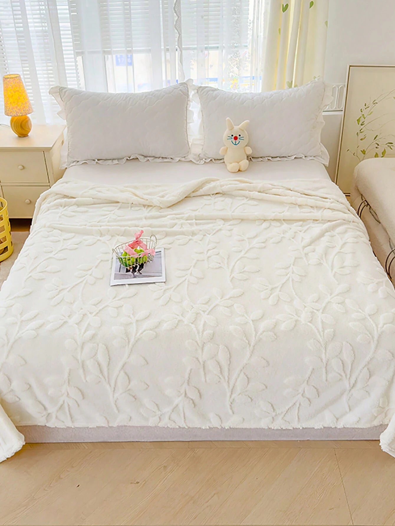 1Pc Super Soft Taffeta Jacquard Solid Color Blanket, Modern Raised Pattern Solid Color Plush Throw Blanket Gift, Suitable for Living Room, Sofa, Bedroom, Machine Washable